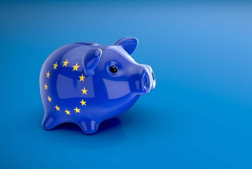 Sparschwein und EU-Flagge als Symbol für Verbraucherschutz