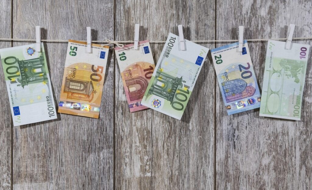 Euo-Geldscheine auf einer Wäscheleine als Symbol für Geldwäsche