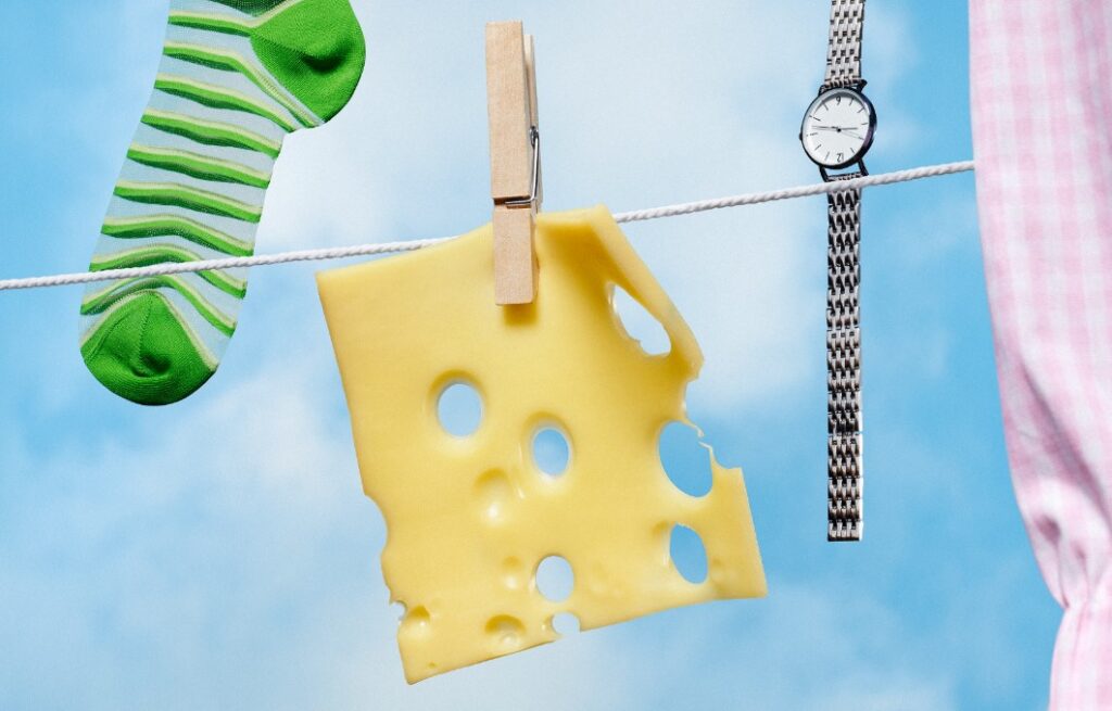Illustration eines löchrigen Käse als Symbol für Transparenz von Klarnas Wikipink