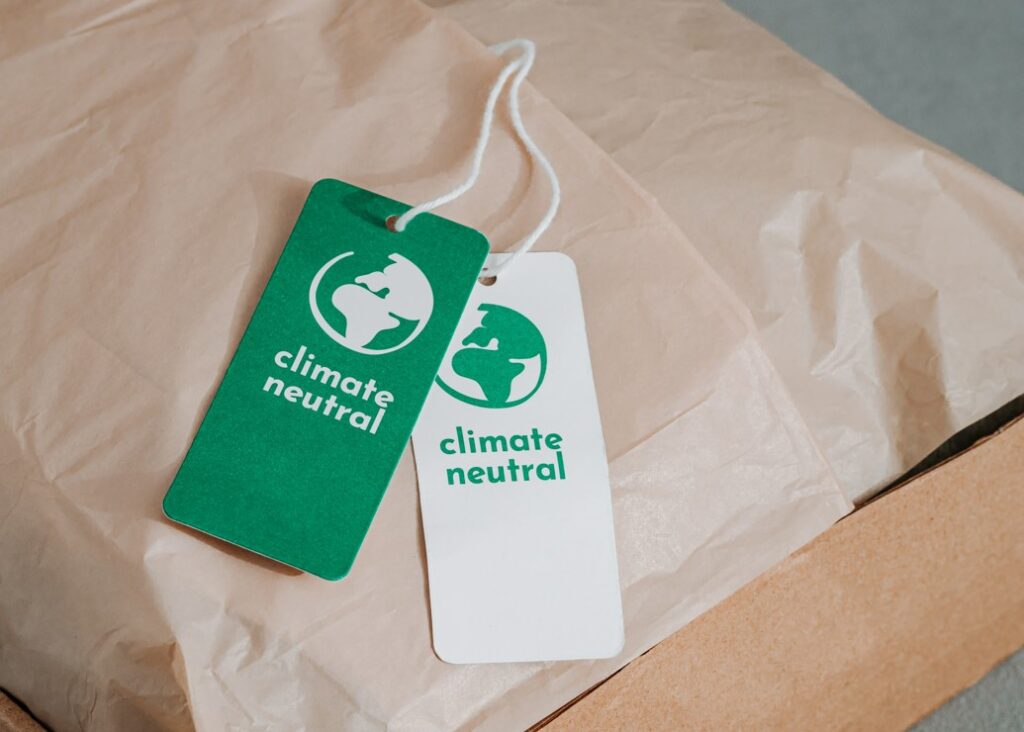 Klimaneutral Etikett auf einem Paket