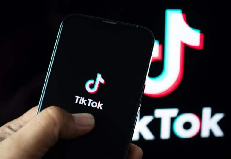 TikTok Logo auf einem Smartphone
