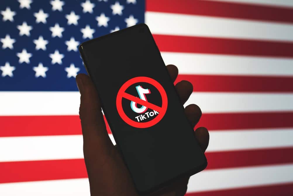 TikTok-App und Verbotssymbol vor USA Flagge
