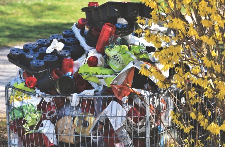 Plastikmüll in einem Einkaufswagen