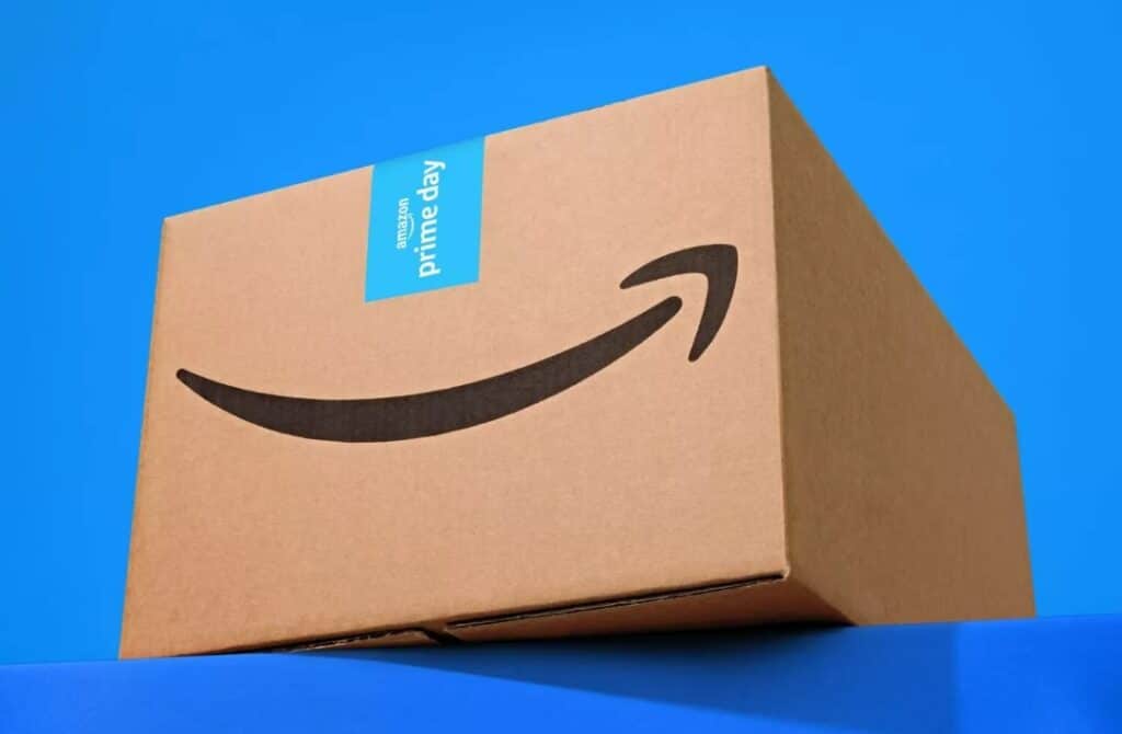 Amazon Paket mit Prime Day 2024 Logo