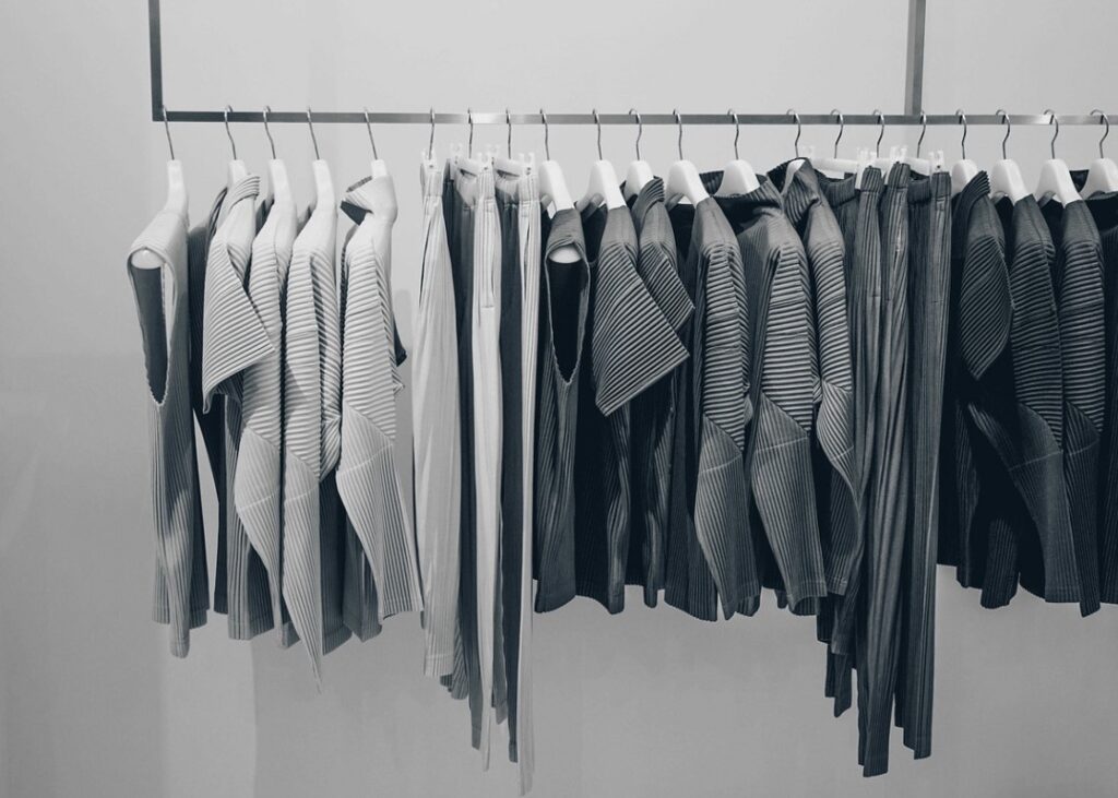 Bekleidung auf einem Kleidungsständer