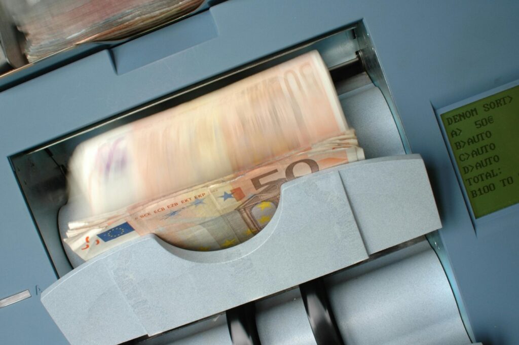 Euro Geldscheine in einer Zählmaschine