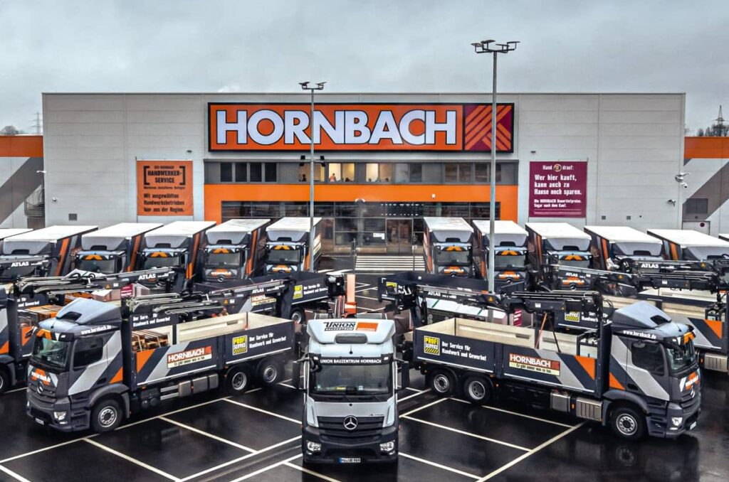 Hornbach Baumarkt mit LKWs