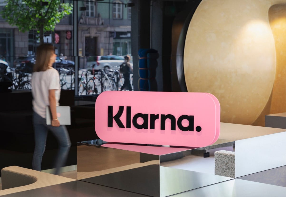 Klarna Büro mit Logo