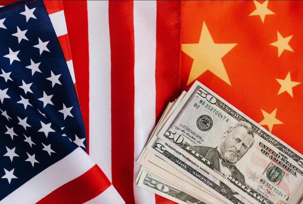 Flaggen der USA und China und Dollarscheine