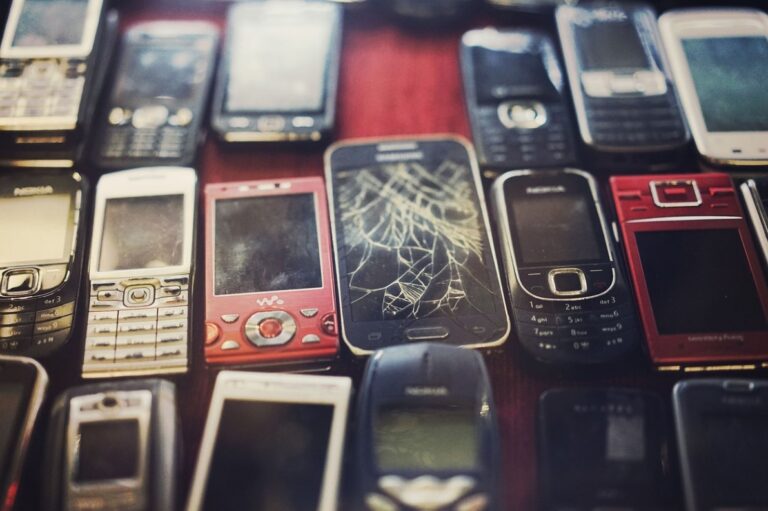 Mehrere defekte alte Handys