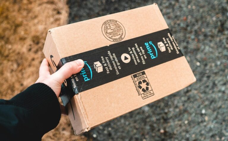 Amazon Paket in der Hand