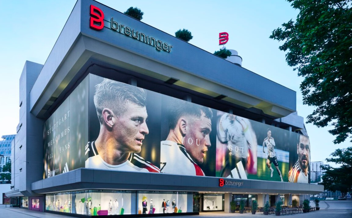 EM 2024 Fassade mit adidas bei Breuninger in Stuttgart