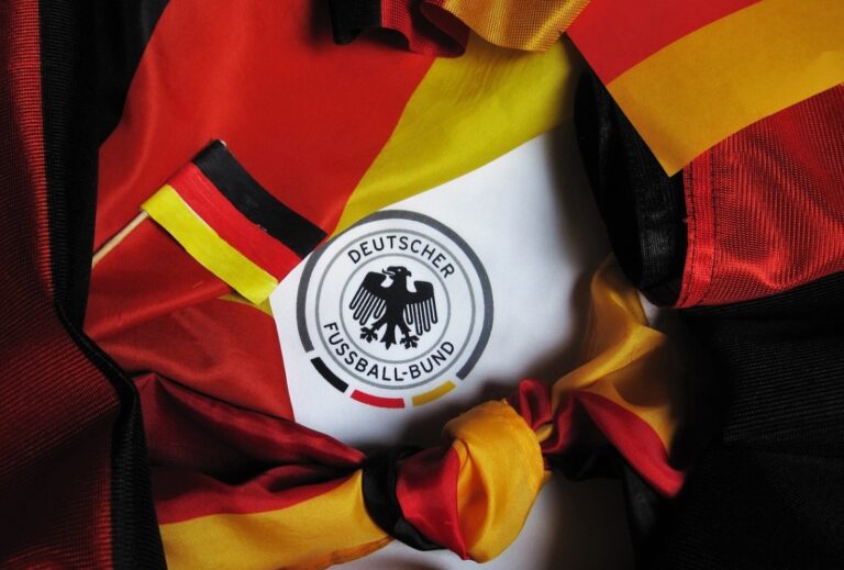 Deutschlandfahnen und Logo des Deutschen Fußballbund (DFB)