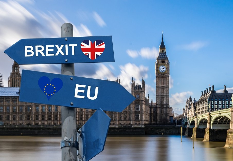 Zwei Schilder zum Brexit und der EU