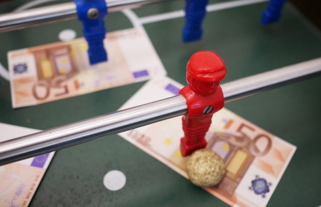 Tischfussball und 50 Euro Geldscheine als Symbol für Sportwetten