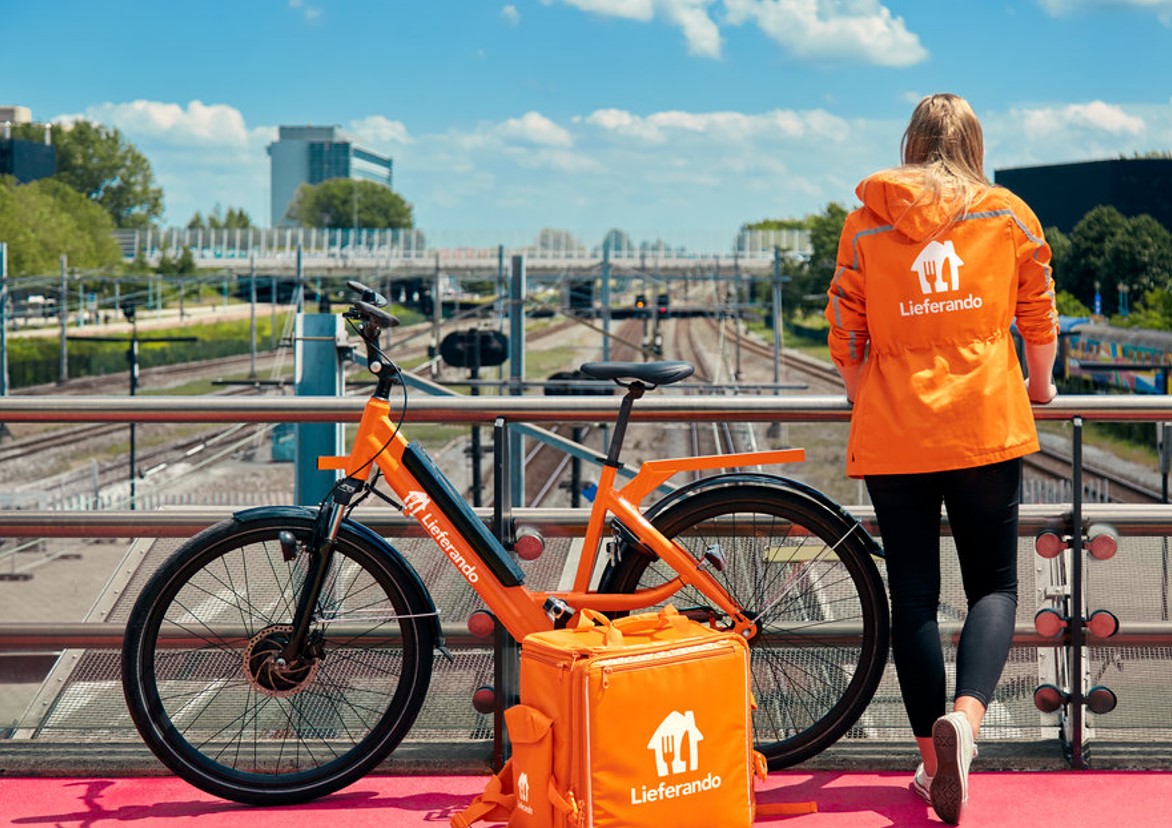 Lieferando Rider auf einer Brücke