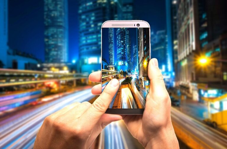 Smartphone und Autobahn als Symbol für hohe Netzauslastung