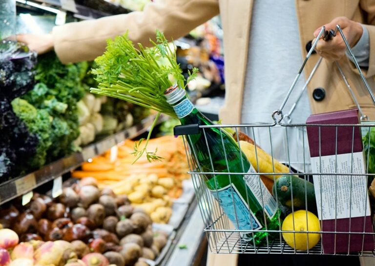 Supermarkt-Einkäufe in einem Korb