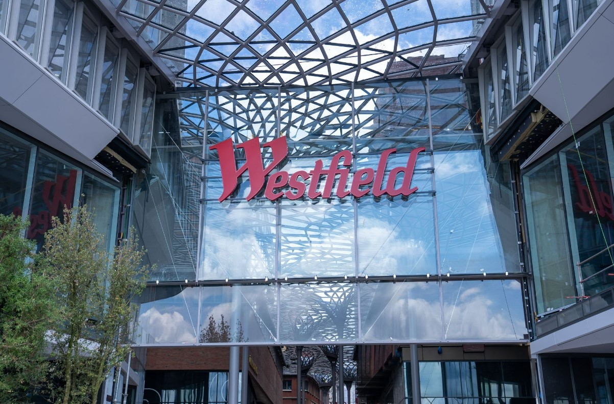 Eingang vom Westfield Hamburg-Überseequartier