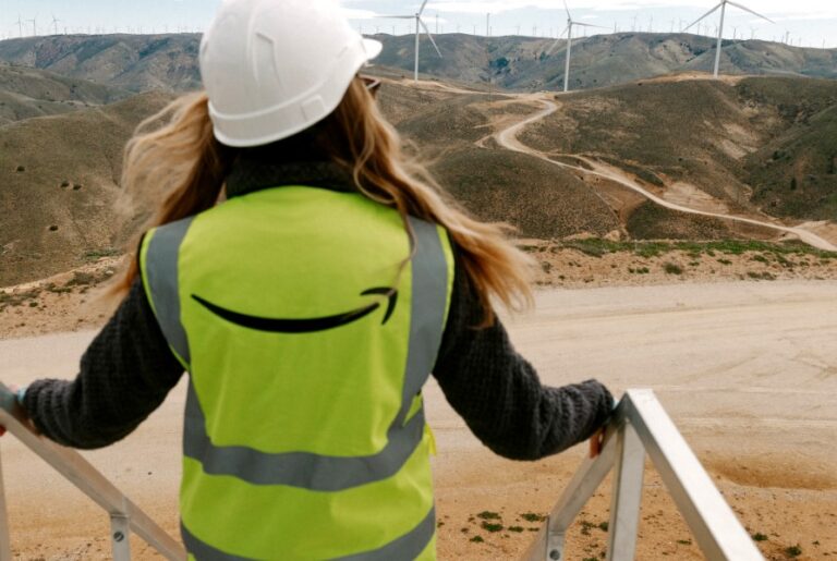 Amazon Mitarbeiterin vor einem Windpark