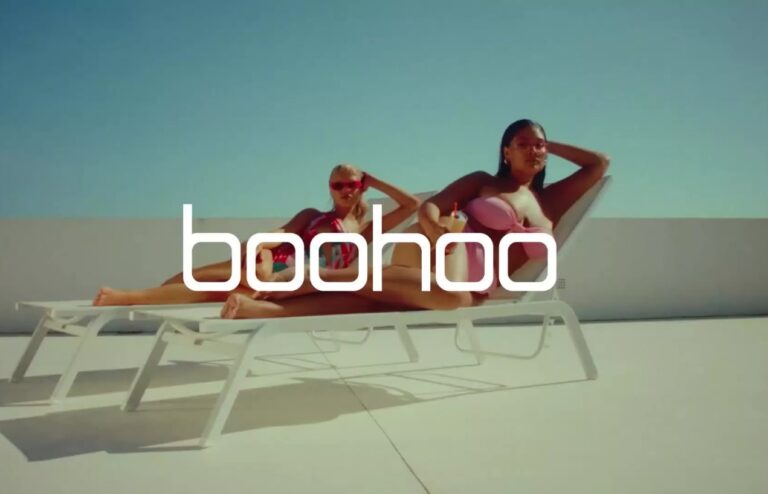 Boohoo Logo und 2 Models auf Liegestühlen