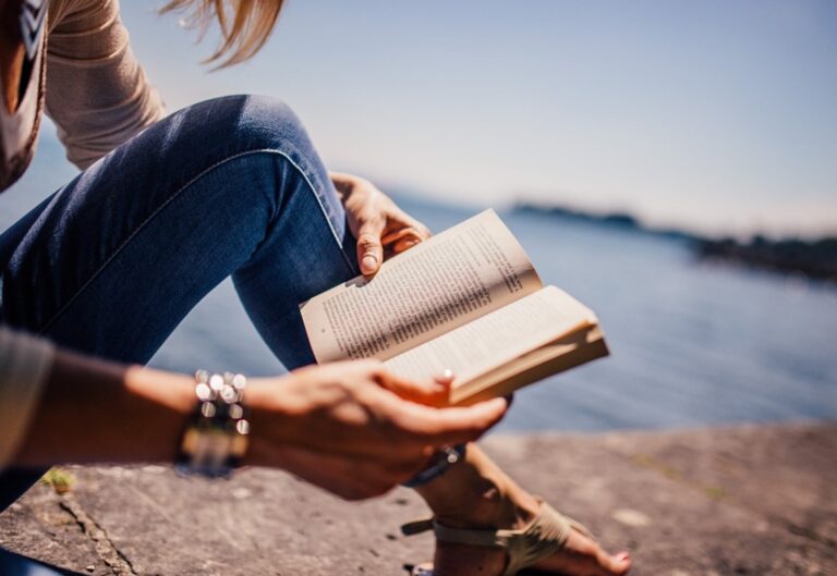 Frau mit offenem Buch in der Hand