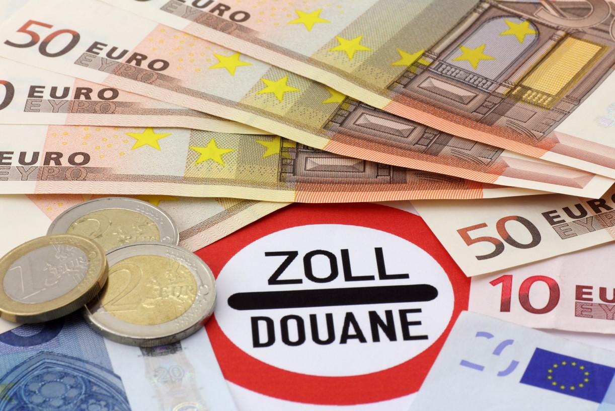 Zoll-Symbol und Euro-Münzen und Geldscheine