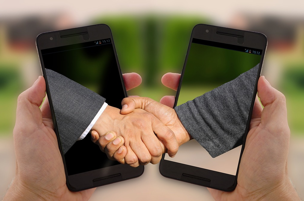 Visualierung eines Handschlags von zwei Smartphones