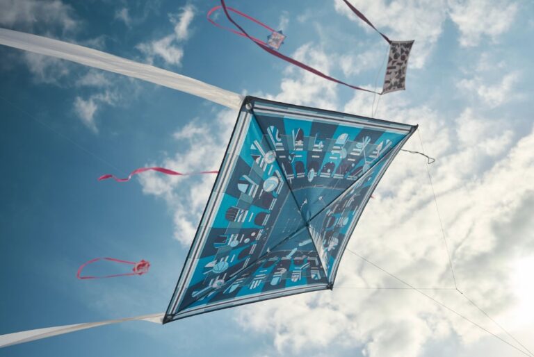 Kampagne von Hermès mit Tüchern in der Luft
