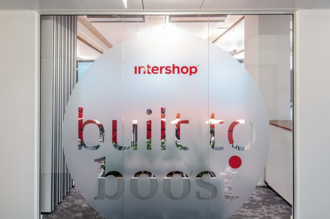 Büroeingang mit Logo bei Intershop in Jena