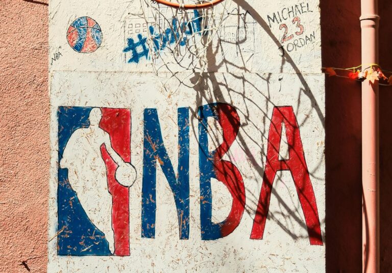 Gemaltes NBA Logo auf einer Wand