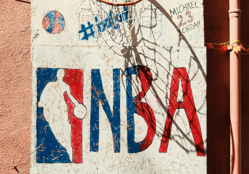 Gemaltes NBA Logo auf einer Wand