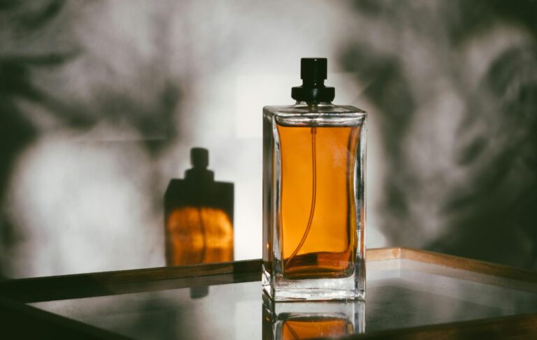 Parfüm Flakon auf einem dunklen Tisch