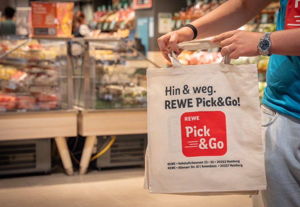 Einkaufstüte eines REWE Pick & Go Markts in Hamburg