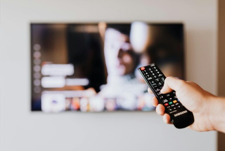 Fernbedienung vor einem TV-Streaming