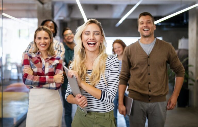 Lachende Menschen in einem Büro