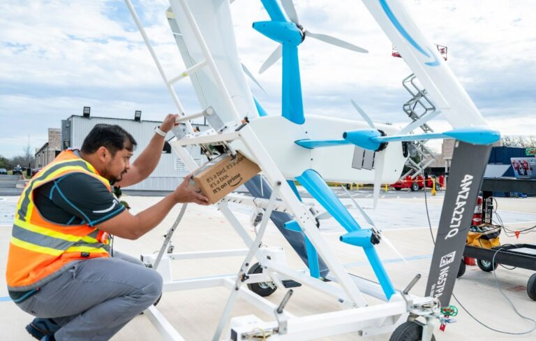 Amazon Prime Air Drohne beim Beladen