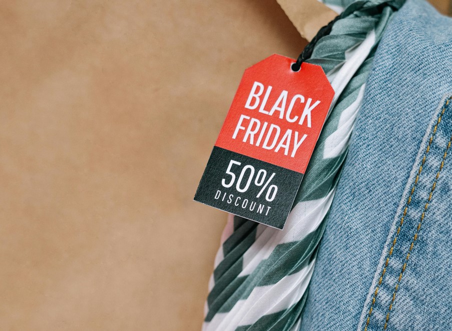 Etikett an einer Jeans mit Black Friday Aufschrift