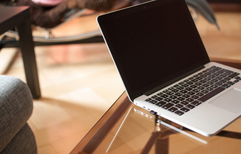 Macbook auf einem Tisch in der Wohnung