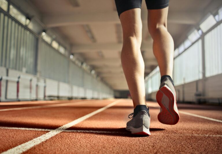 Leichtathlet auf einer Laufbahn