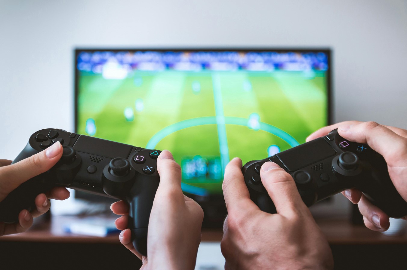 Zwei Playstation-Spieler vor dem Fernseher