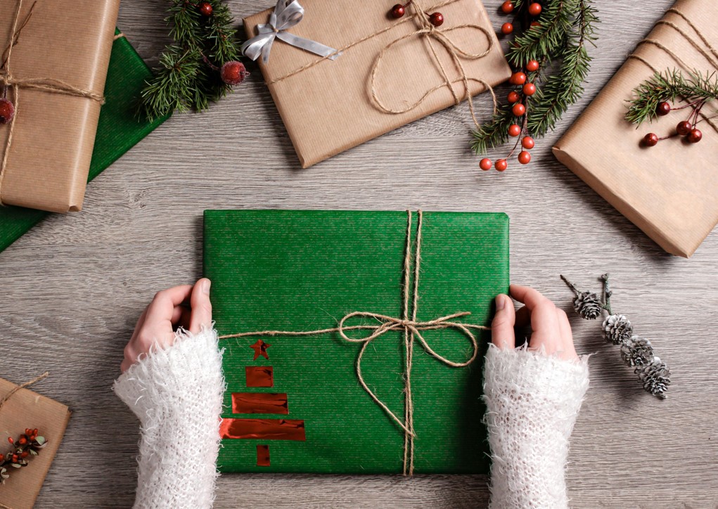 Frau beim Geschenke einpacken