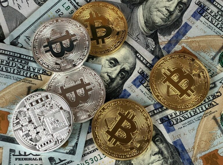 Bitcoins und Dollar Scheine