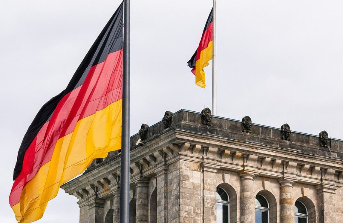 Deutschland-Flagge am Parlament in Berlin