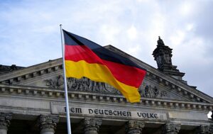 Reichstag in Berlin mit Deutschland Flagge