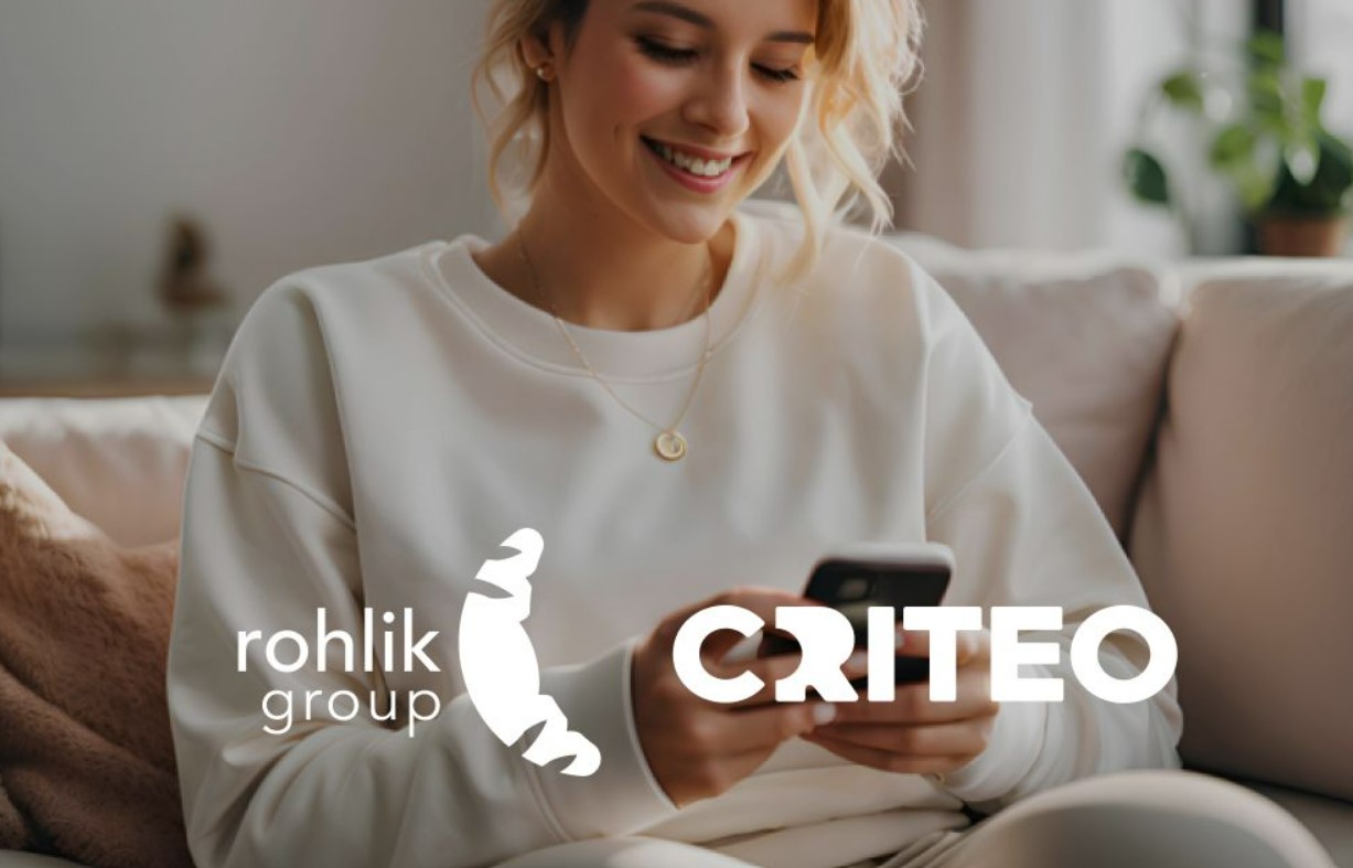 Logos der Rohlik Group und Criteo vor einer Frau mit Smartphone