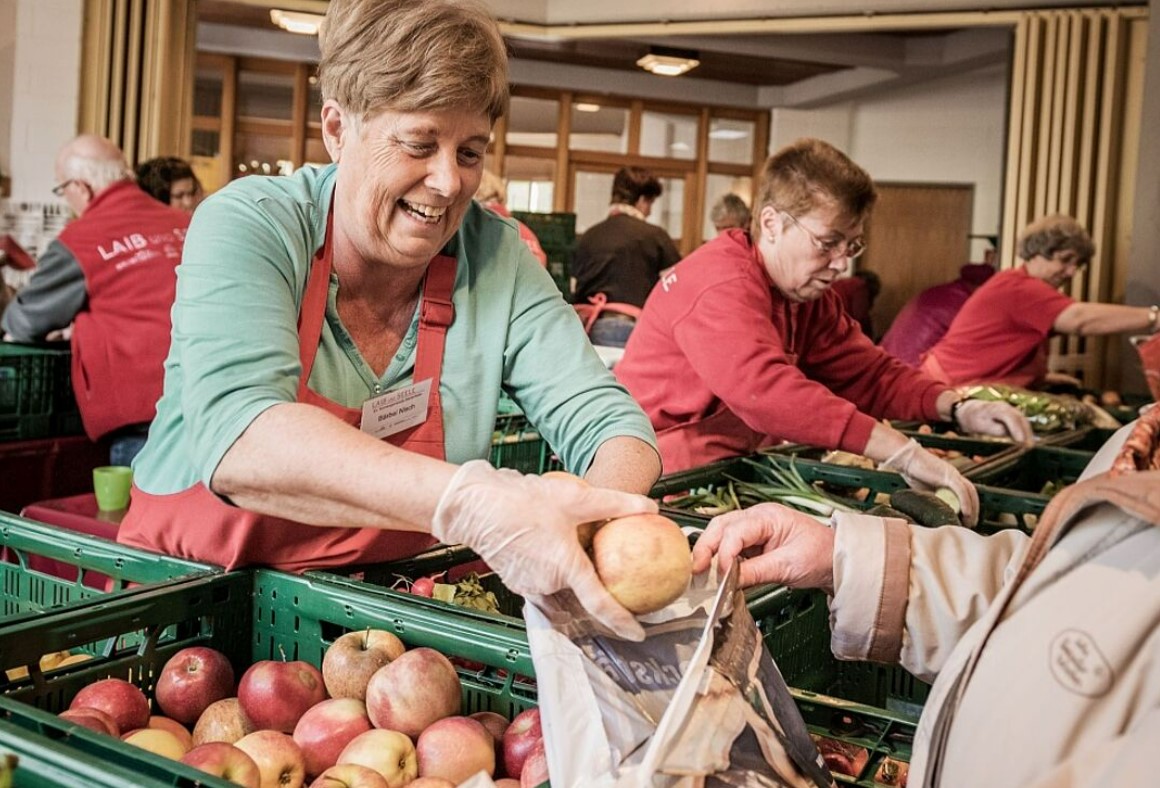 Mitarbeiterin bei der Tafel in Deutschland