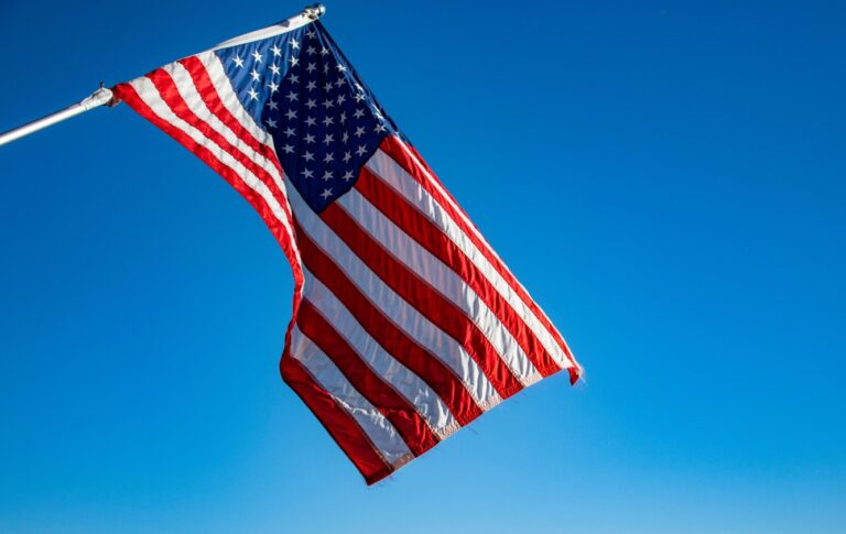 Flagge der USA vor blauem Himmel