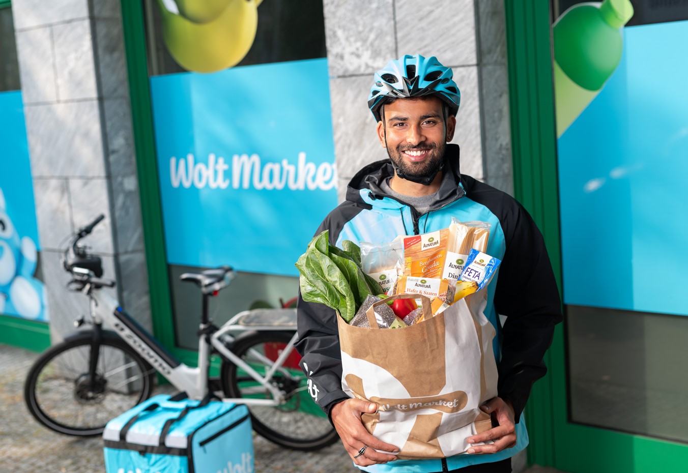 Wolt Rider mit Alnatura Produkten