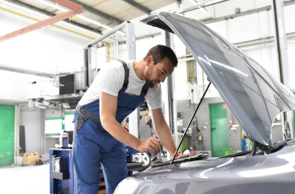 Mann in einer KfZ-Werkstatt